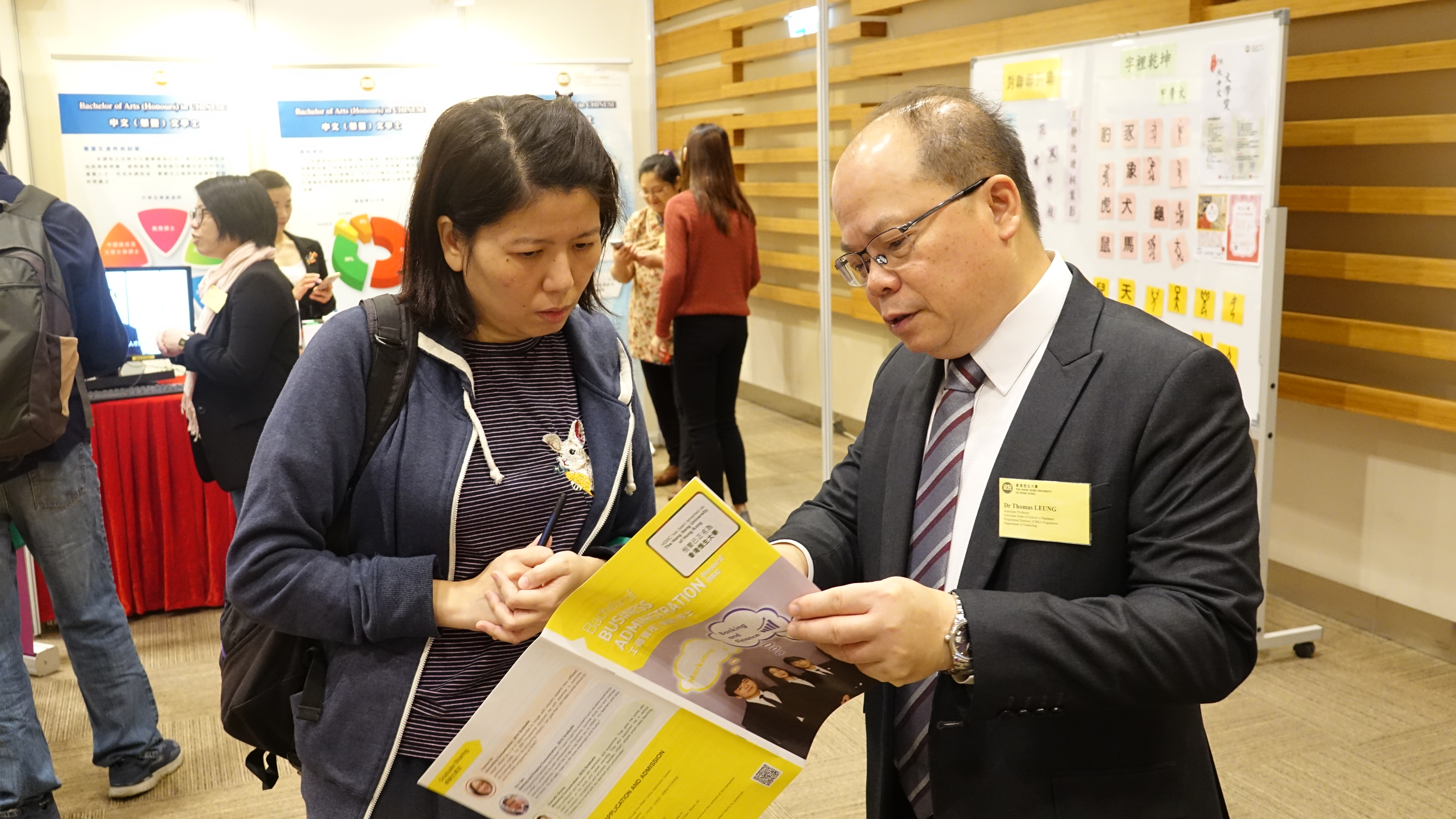 Dr Leung introduced SBUS’s programmes to the mother of a secondary school student.
