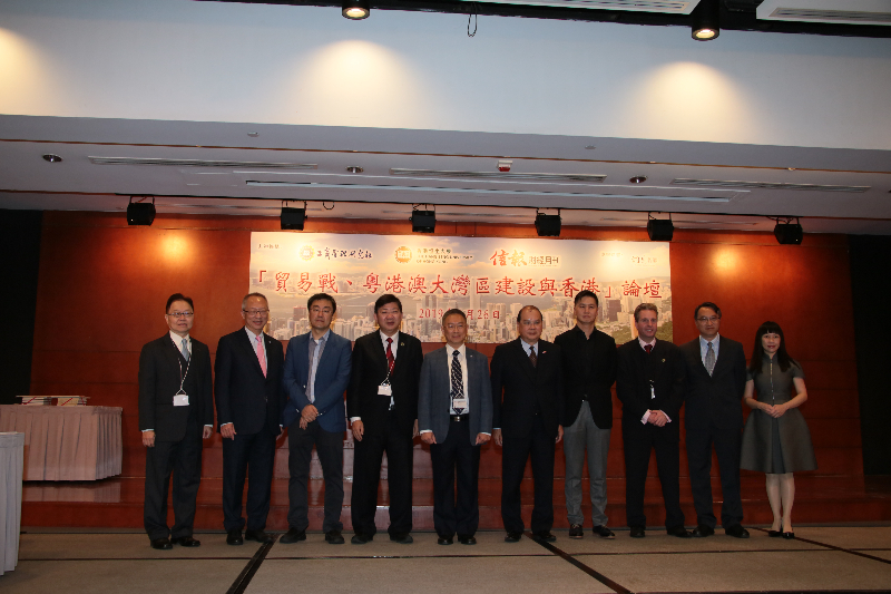 President Simon Ho; Professor Bradley R Barnes,
Dean of School of Business, HSUHK; and Dr
Ben Cheng (7th, 3rd and 2nd from right) pictured with
Mr Matthew Cheung Kin-chung, Chief Secretary for
Administration (5th from right) and other guests.