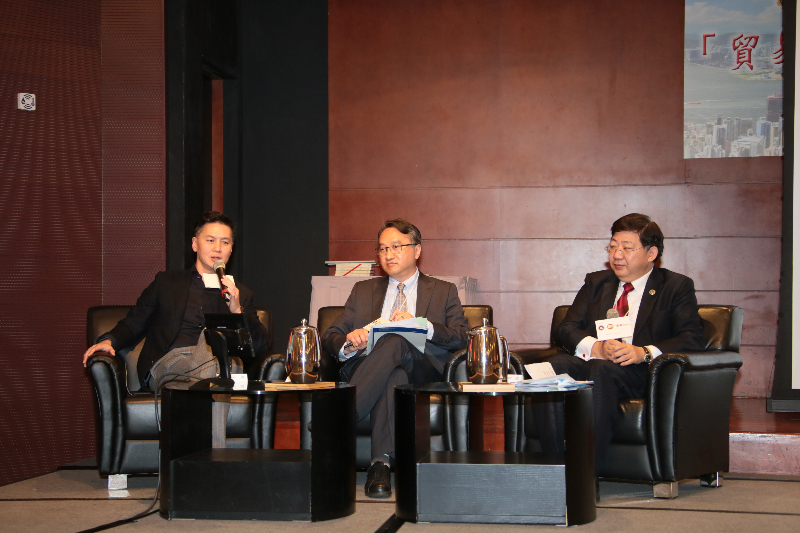 (From left): Mr Goodwin Gaw, Dr Ben Cheng of Department of  Economics and Finance, HSUHK (Forum Moderator) and President Simon Ho.