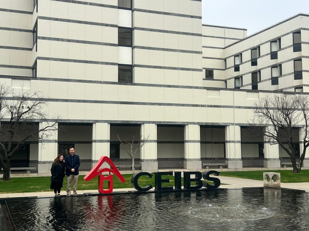 香港恒生大學商學院副院長（授課式研究生課程）暨工商管理碩士（中文）課程主任劉柏能教授，與研究生課程經理Fiona Fong女士近日應邀前往中歐國際工商學院（CEIBS）上海校區進行學術交流。中歐國際工商學院朱曉明會計學教席教授、副教務長（案例中心）陳世敏教授，以及案例中心院校合作經理龔靜怡女士熱情接待香港恒生大學商學院代表團。雙方就商科人才培育、案例開發及國際化合作等議題展開深入探討，尋求未來合作新契機。 