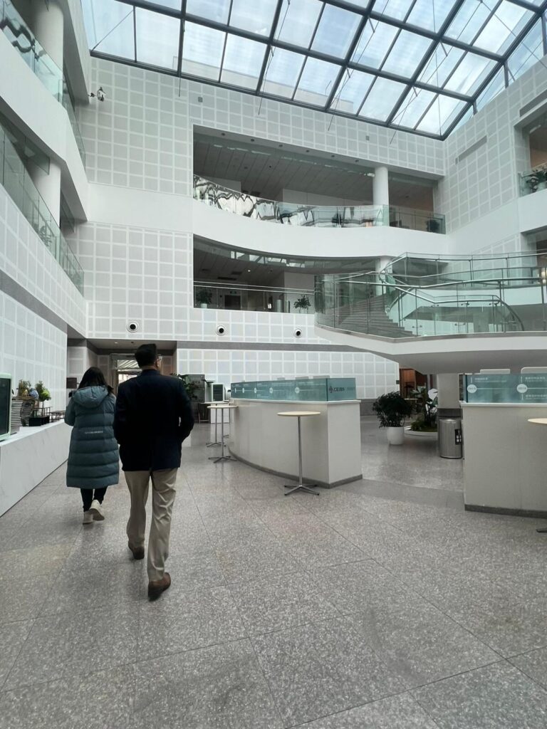 陳世敏教授及龔靜怡女士陪同香港恒生大學商學院代表團參觀上海校園，介紹學院的發展概況與教學環境。 