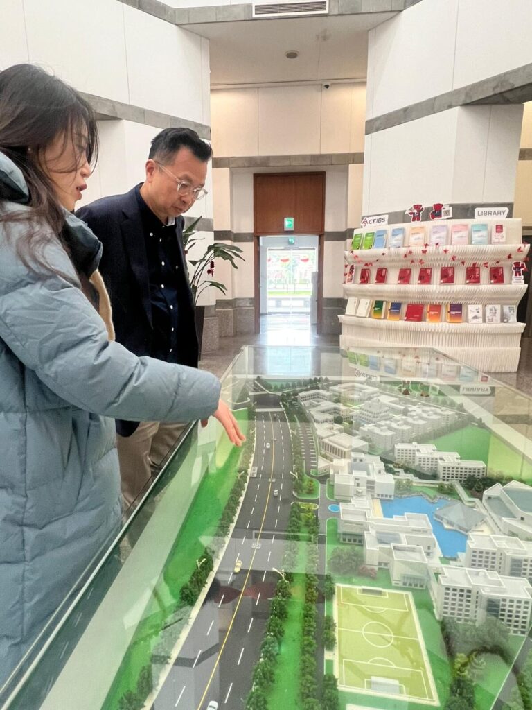 陳世敏教授及龔靜怡女士陪同香港恒生大學商學院代表團參觀上海校園，介紹學院的發展概況與教學環境。 