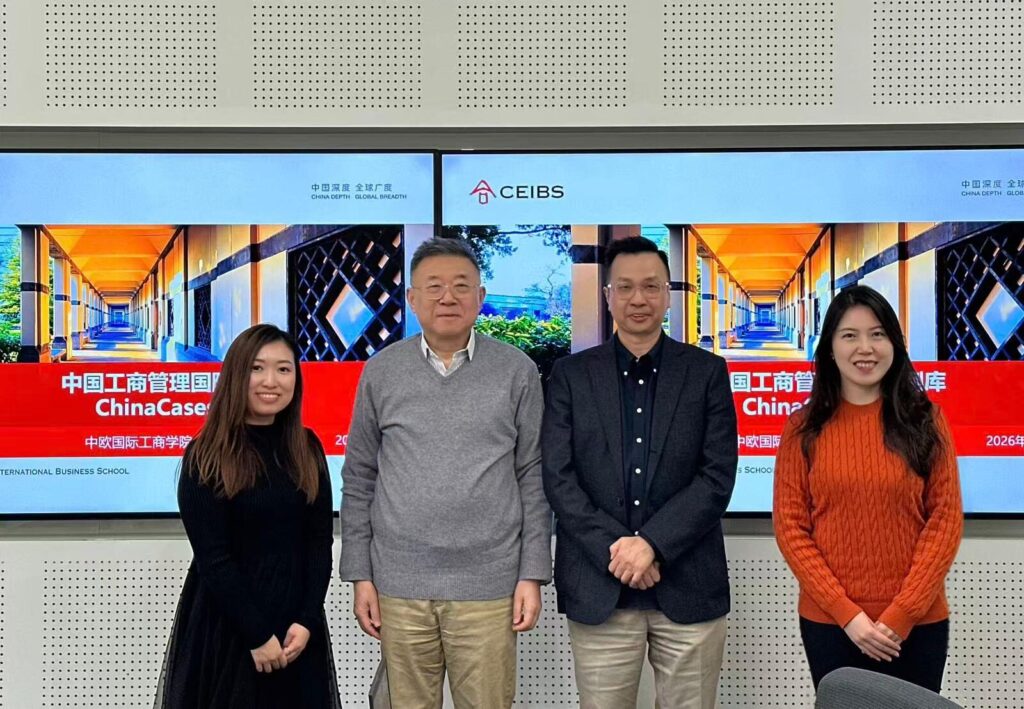 Professor Victor Lau, Associate Dean (Taught Postgraduate Programmes) of School of Business; Programme Director of MBA (in Chinese) Programme, together with Ms. Fiona Fong, Postgraduate Programme Manager, School of Business, recently visited the Shanghai campus of the China Europe International Business School (CEIBS) for an academic exchange. P rofessor Chen Shimin, Zhu Xiaoming Chair in Accounting and Associate Dean (Case Center) of CEIBS, together with Ms. Gracie Gong, Manager of Institutional Collaboration at the Case Center, warmly received the HSUHK team.