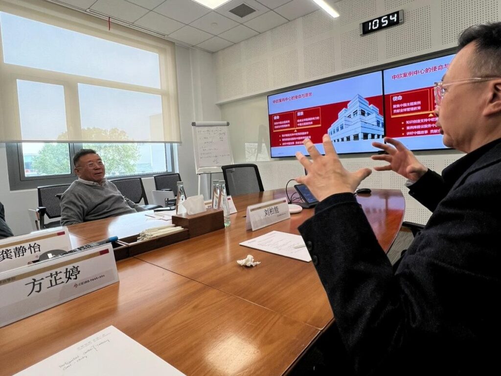 陳世敏教授則闡述中歐國際工商學院在全球頂尖案例庫建設方面的經驗，並分享如何以高品質的中國本土案例賦能全球管理教育。雙方隨後圍繞「數位化與AI時代商科教育的變革」主題展開熱烈交流。 