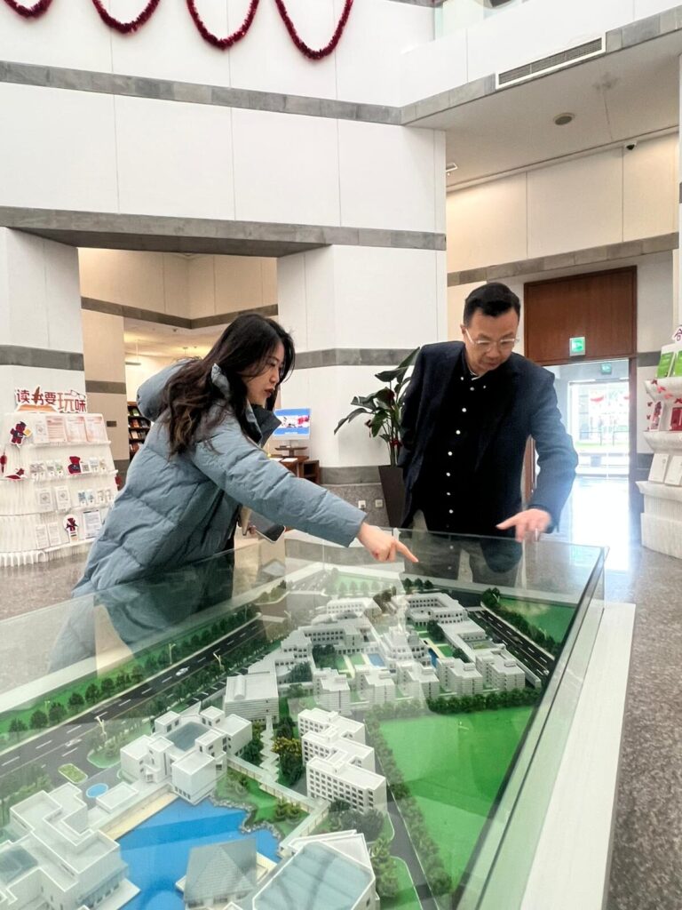 陳世敏教授及龔靜怡女士陪同香港恒生大學商學院代表團參觀上海校園，介紹學院的發展概況與教學環境。 