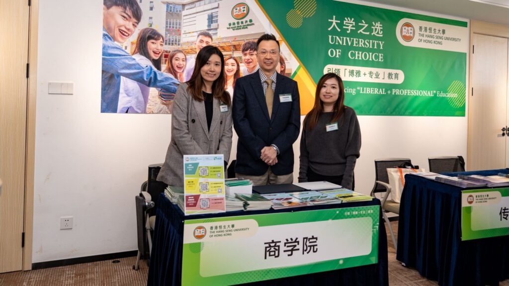 The School of Business also set up a consultation booth on-site to provide one-on-one professional advisory services for participants, offering tailored guidance on practical matters such as program application requirements and interview preparation.