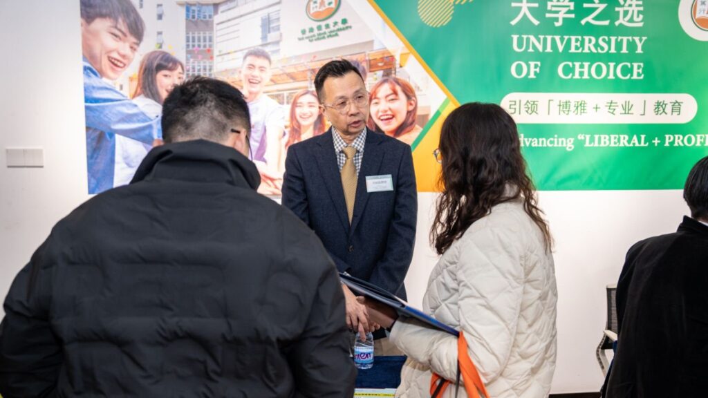 The School of Business also set up a consultation booth on-site to provide one-on-one professional advisory services for participants, offering tailored guidance on practical matters such as program application requirements and interview preparation.