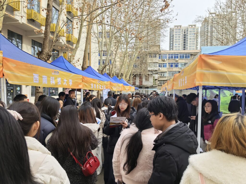 The event drew strong interest from students seeking information on postgraduate admissions, university options, and future development pathways, and many took the opportunity to learn more about programme content, admission requirements, and application arrangements.