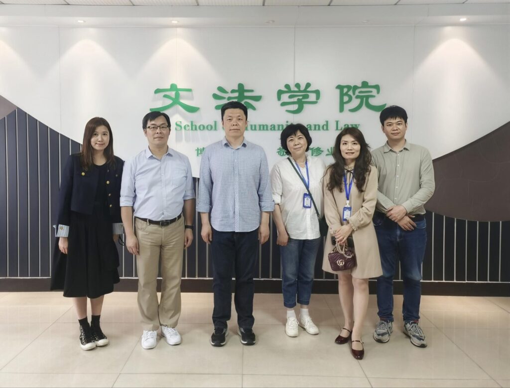 The seminar was attended by Dr. Jason Liao, Associate Programme Director of the Master of Business Management (MBM), and Ms. Kanas Chan, Assistant Manager of the School of Business, who spoke with students about the programme content, study mode, and future development opportunities.
