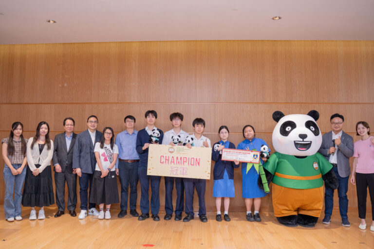 winning team’s prize presentation
