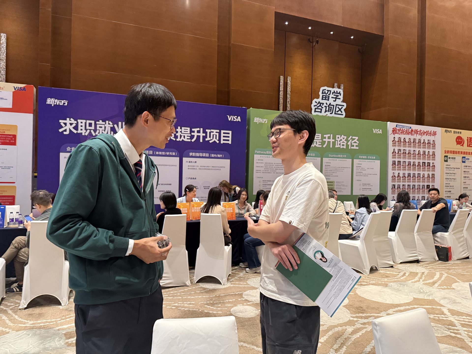 李景景教授则围绕创新思维与创业发展，介绍创业管理理学硕士（MSc-EM） 课程特色。