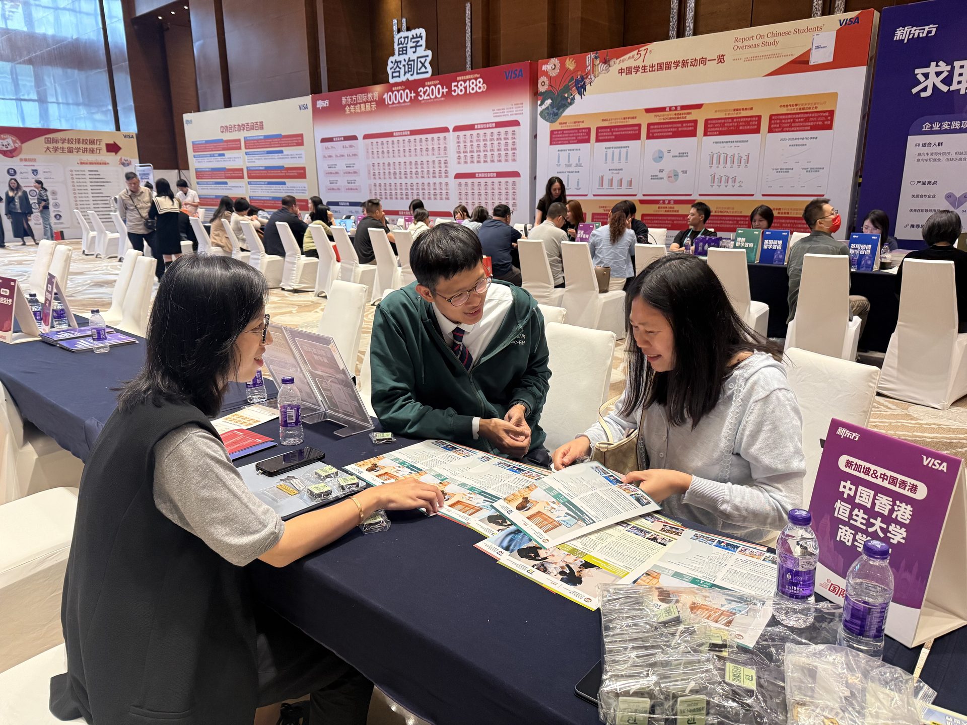 现场吸引大量本科生与有意转型深造的人士前来咨询，了解入学门槛、申请时序与毕业发展路径。